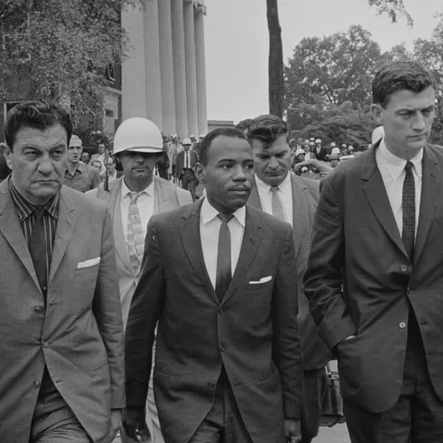 1962 – Δικαστήριο διατάζει το πανεπιστήμιο του Μισισιπή να κάνει δεκτό τον Αφροαμερικανό Τζέιμς Μέρεντιθ.